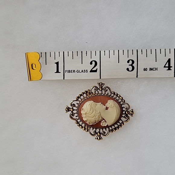Vintage Avon Cameo Locket Brooch - Picture 3 of 8